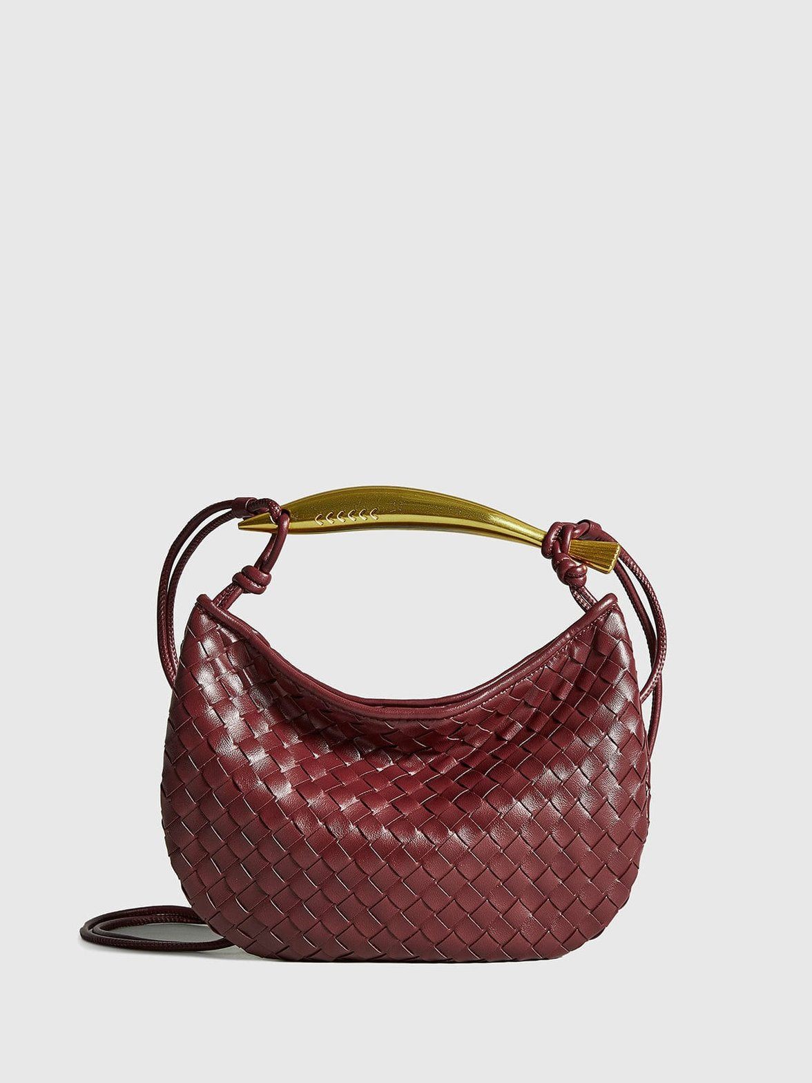 Sac hobo tressé bordeaux porté style