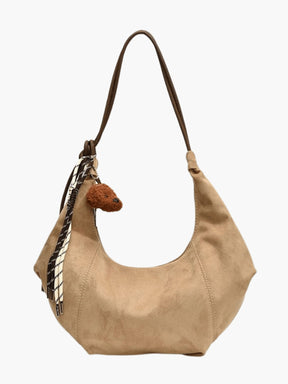 Sac hobo en daim détail de la fermeture éclair pluie