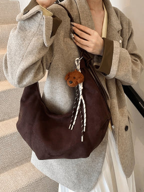Sac hobo en daim détail de la bandoulière étoile