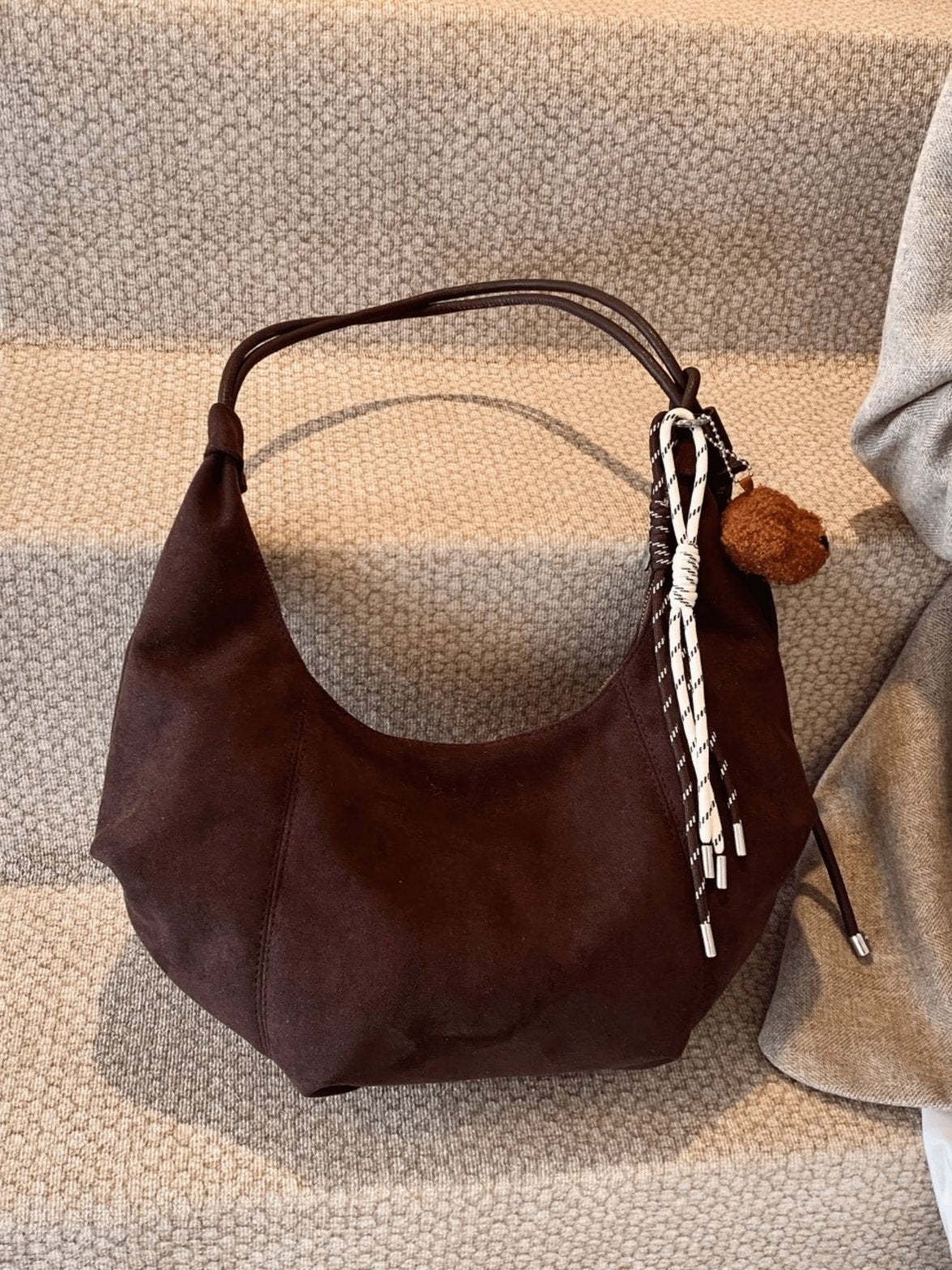 Sac hobo en daim vue de côté lune