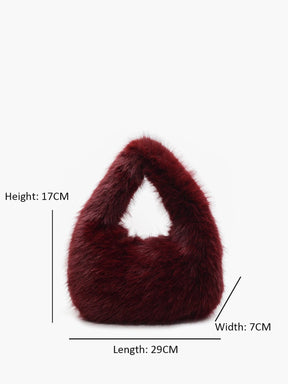 Sac fourrure bordeaux porté épaule chaleur