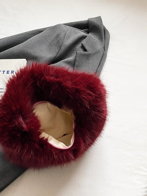 Détail sac fourrure bordeaux luxe