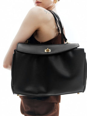 Sac à main noir détail fermoir doré lune