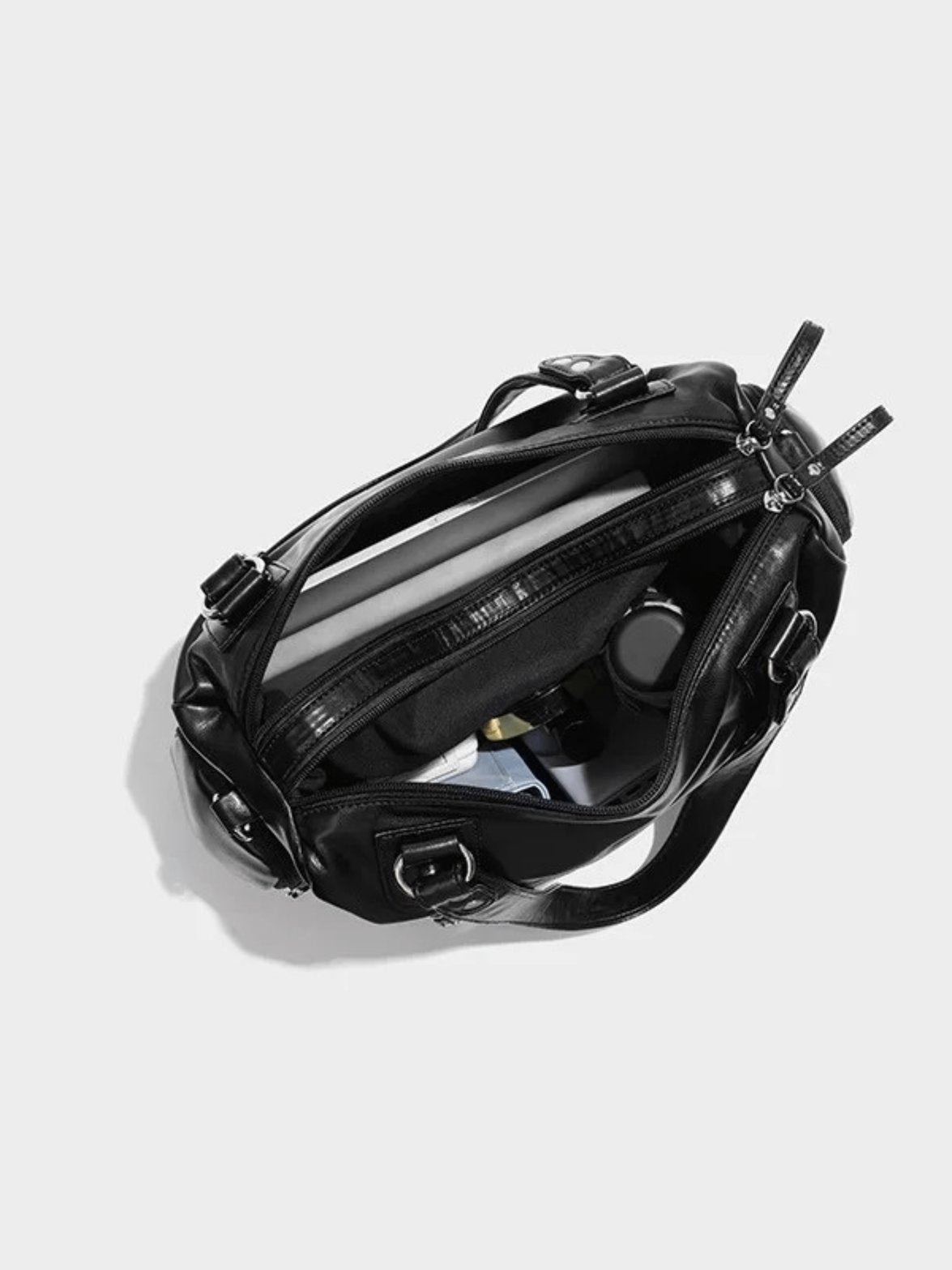 Sac en cuir noir détail bandoulière vent