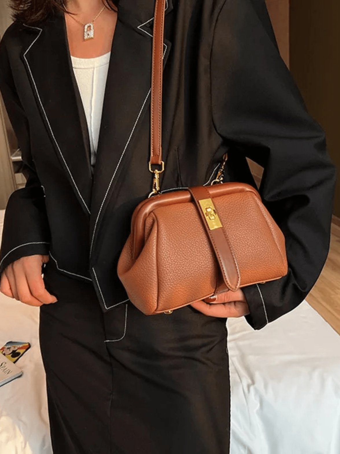 Vue détaillée du sac en cuir bronze