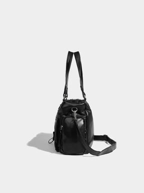 Sac en cuir noir détail des poches nuage