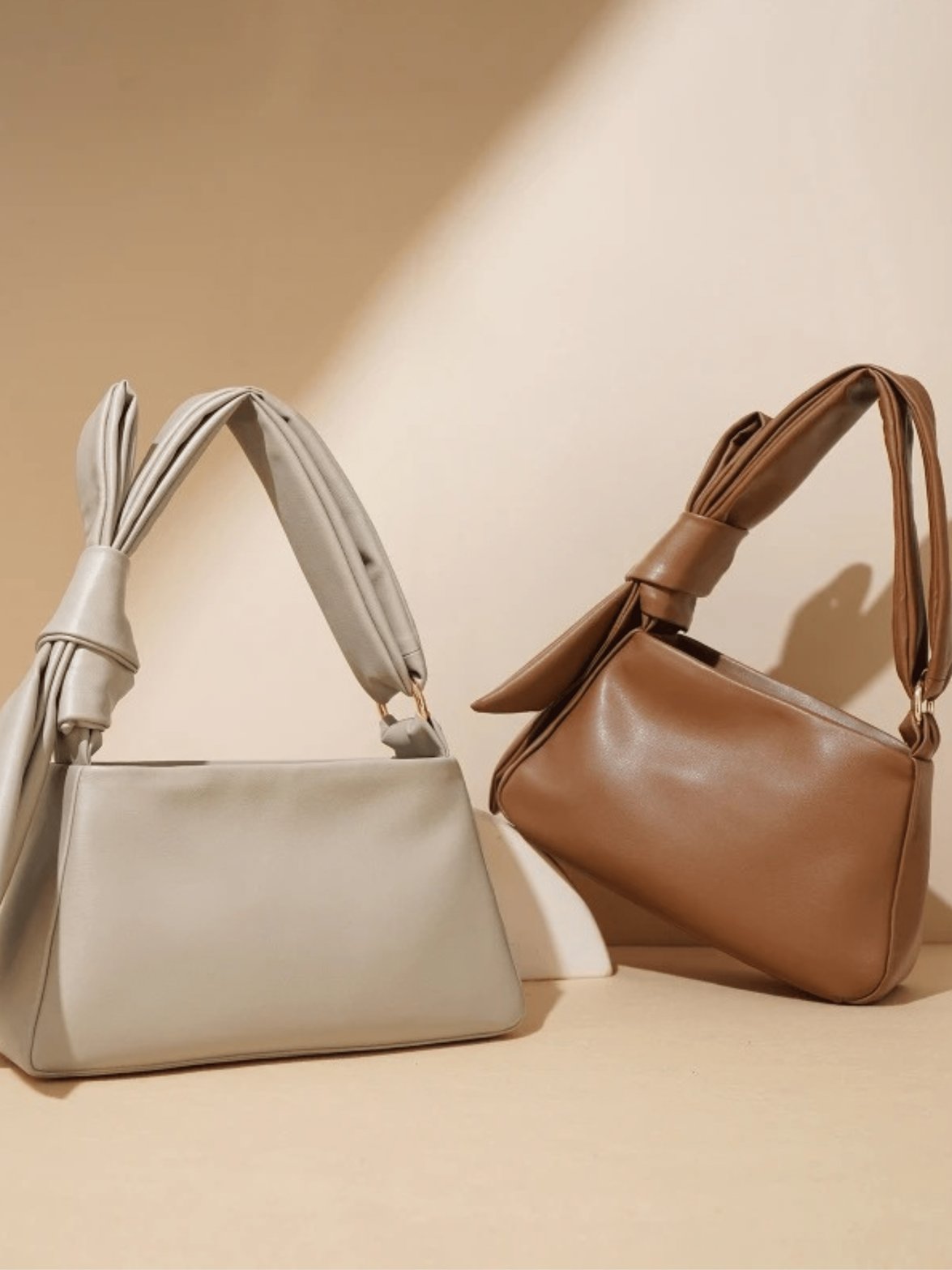 Sac à main en cuir marron détail de la bandoulière nuage