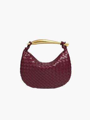 Sac à main tressé bordeaux avec poignée dorée éclatant