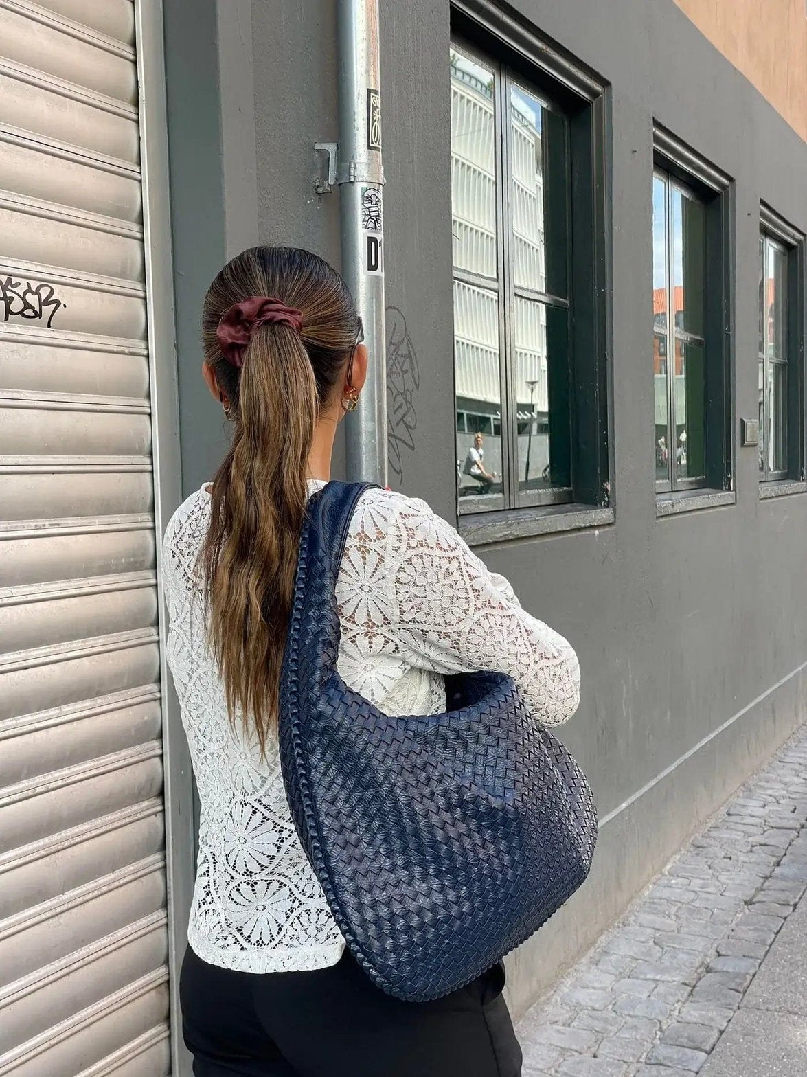 Sac tressé bleu marine vue détail perle