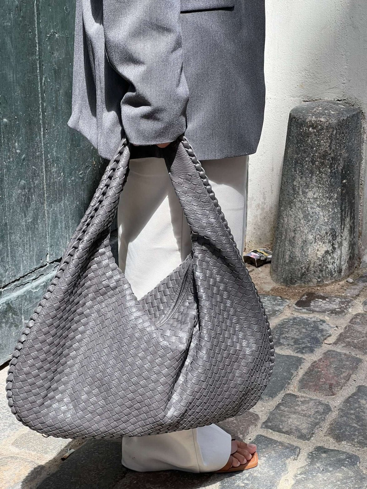 Sac tressé gris vue portée pluie