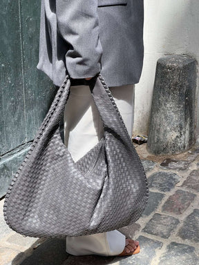 Sac tressé gris vue portée pluie