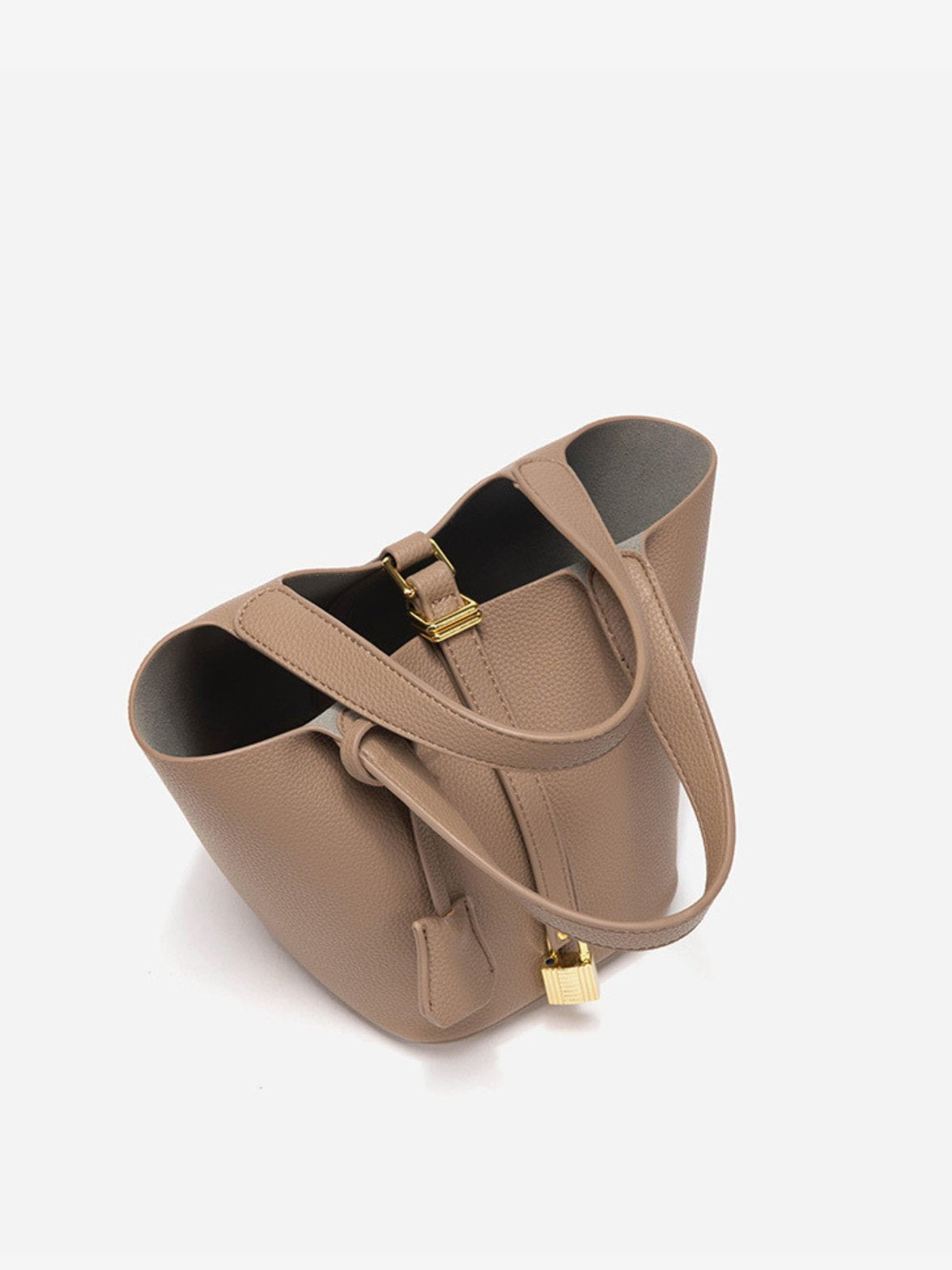 Détail fermoir doré du sac seau harmonie