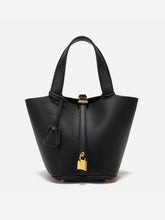 Sac porté avec tenue élégante essence