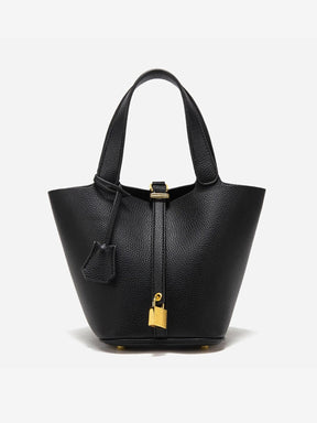 Sac porté avec tenue élégante essence