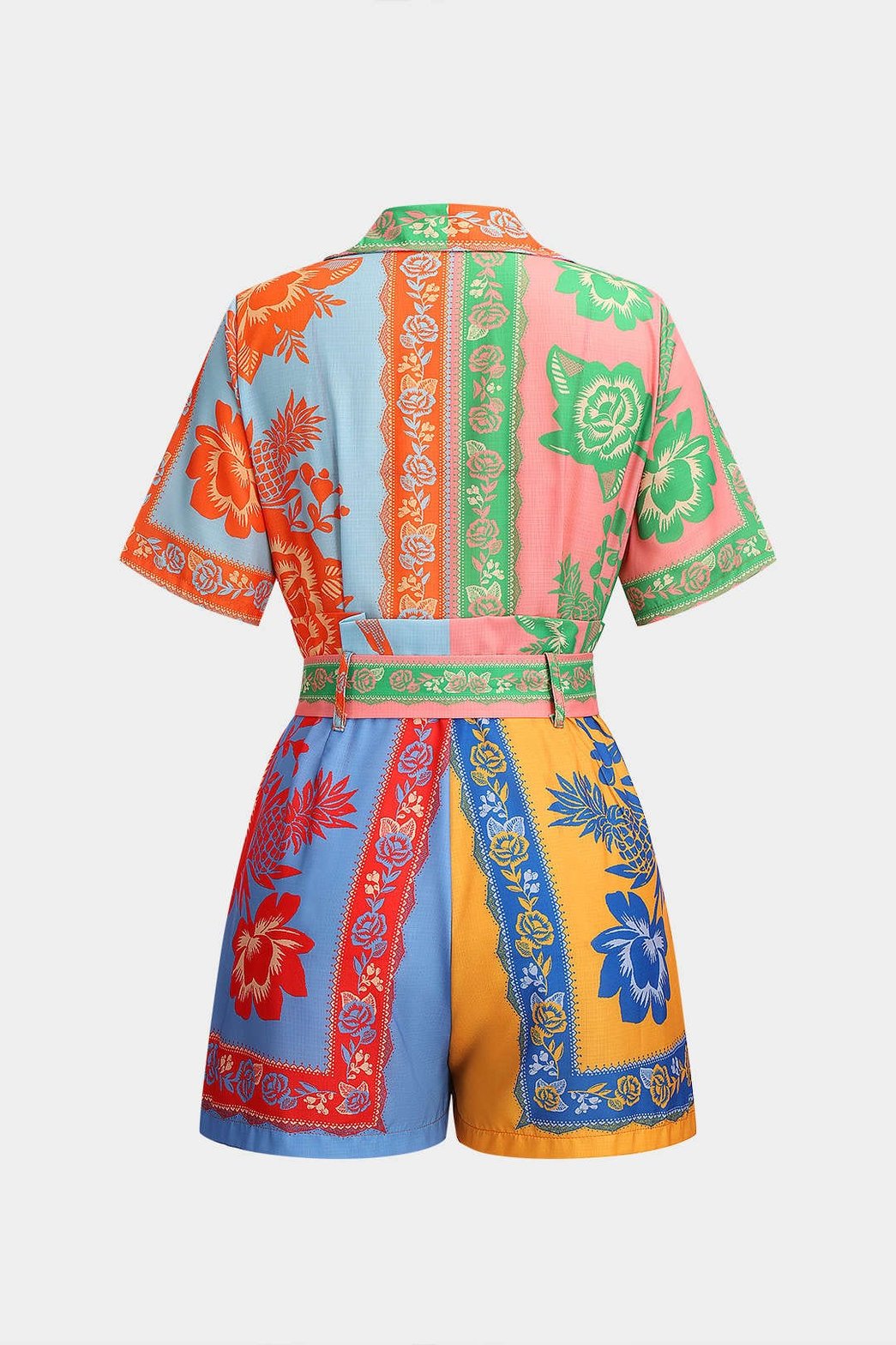 Salopette courte fleurie en lin vue côté plage