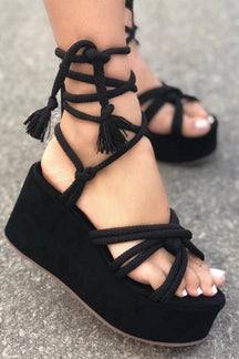 Sandales compensées corail détail des lacets plage