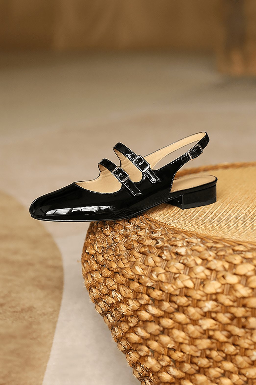 Vue latérale sandale vernie noire élégante lune