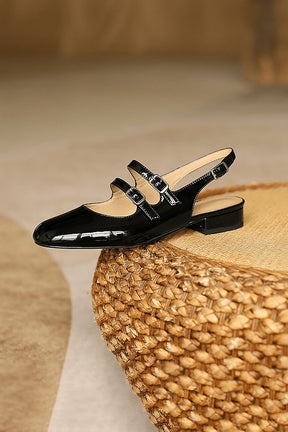 Vue latérale sandale vernie noire élégante lune