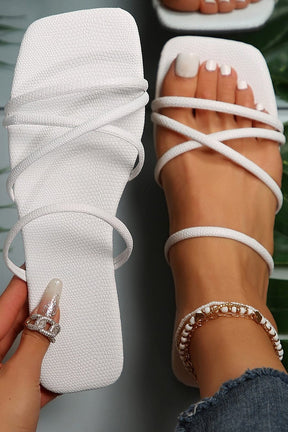 Sandales plates noires portées style