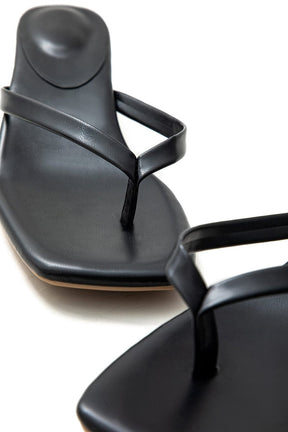 Sandales noires élégantes à talon carré vue de dessus style