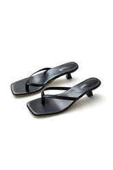 Sandales noires élégantes à talon carré vue de face harmonie