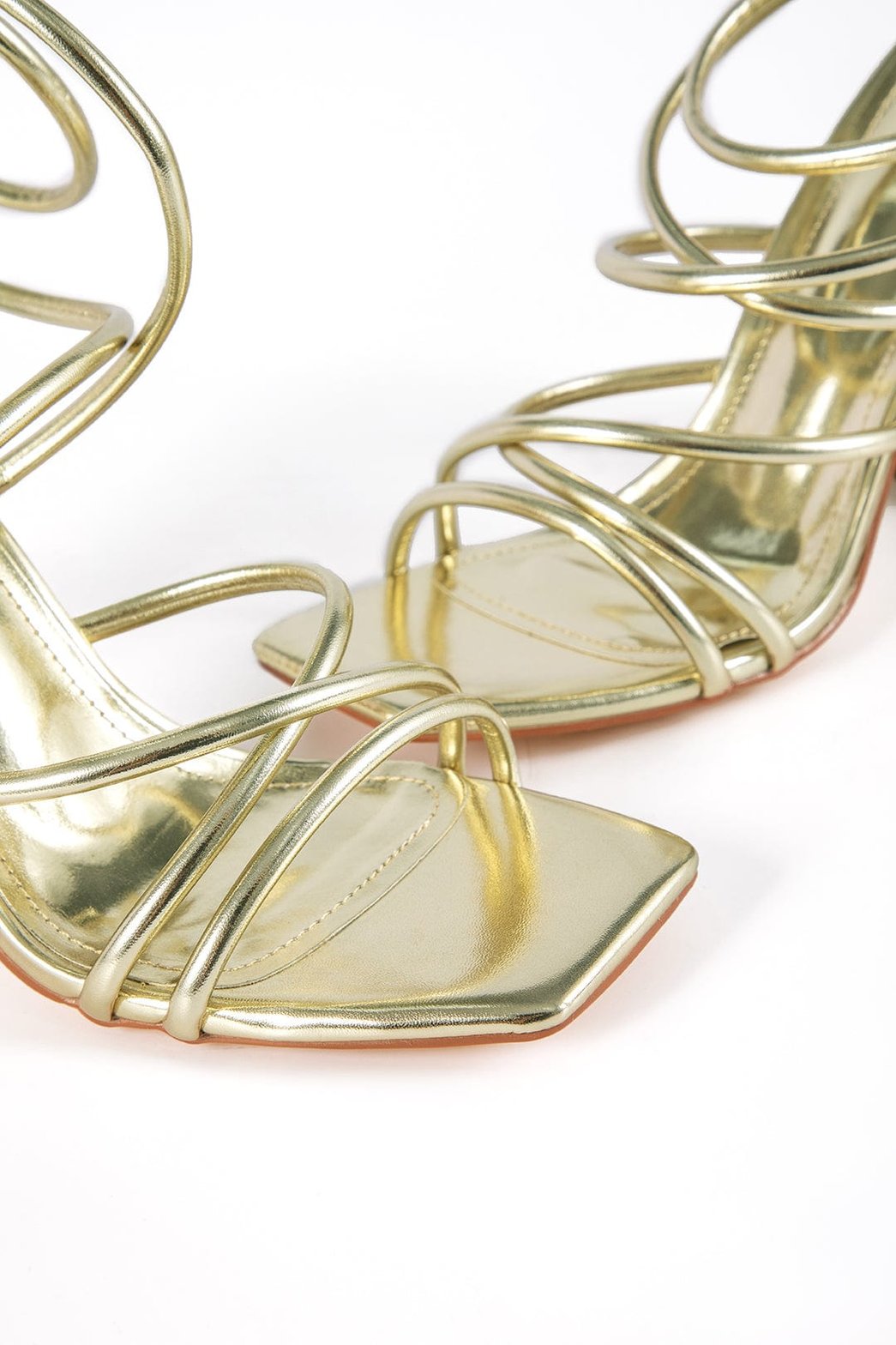 Sandales à talon carré dorées vue dessus cristal