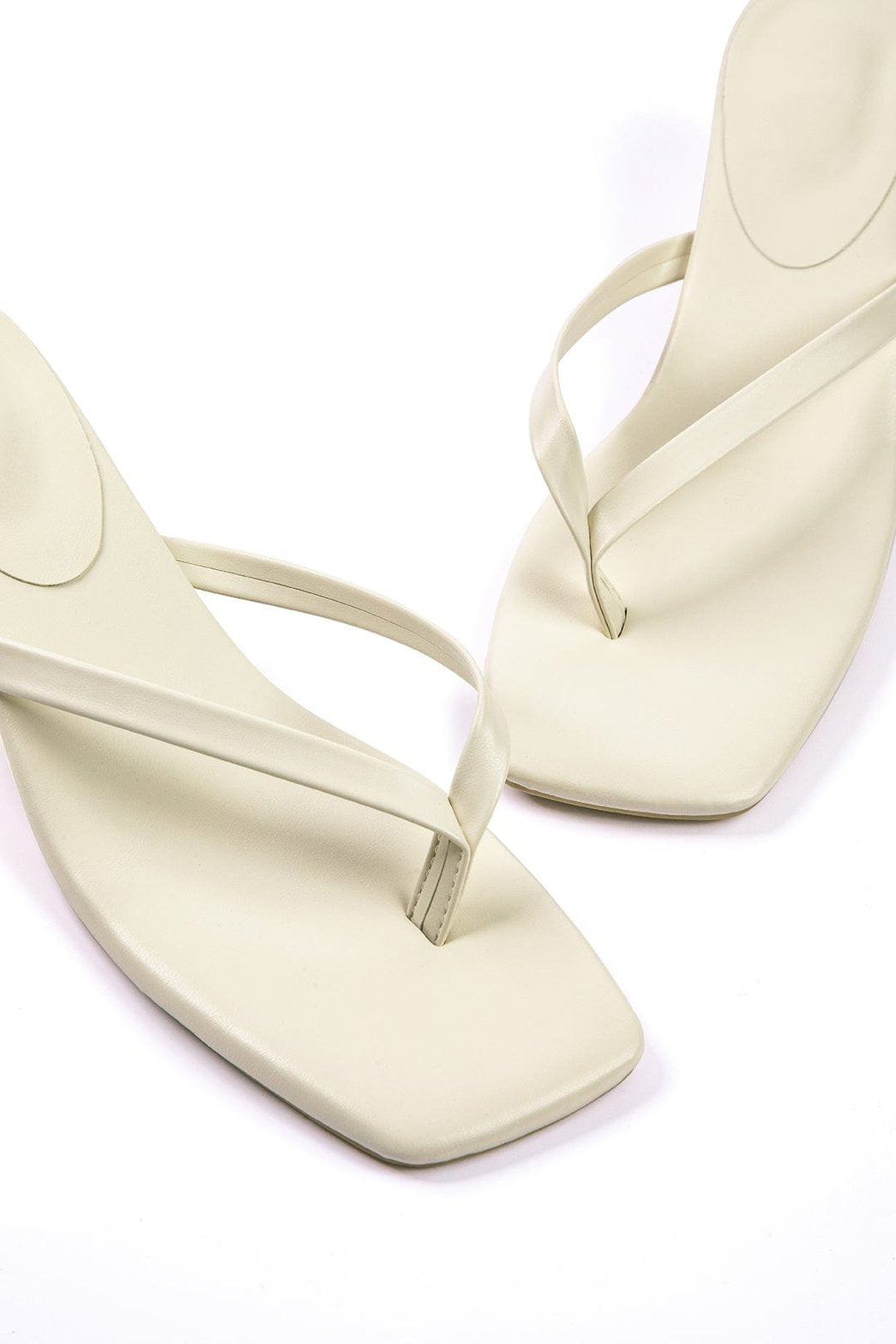 Sandales noires élégantes à talon carré vue détaillée finesse