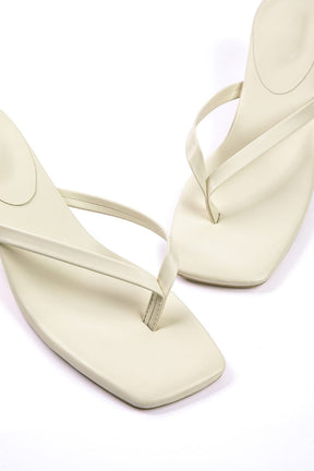 Sandales noires élégantes à talon carré vue détaillée finesse