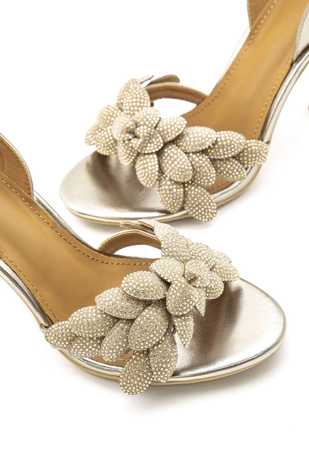 Vue arrière des sandales brillantes lune