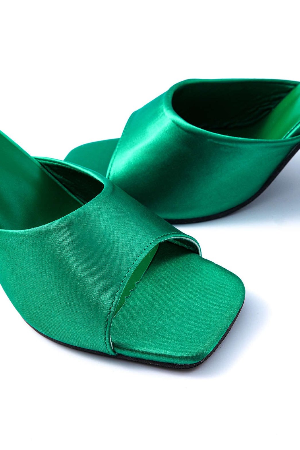 Vue de dos sandale verte élégante arc-en-ciel