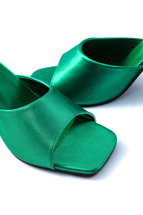 Vue de dos sandale verte élégante arc-en-ciel