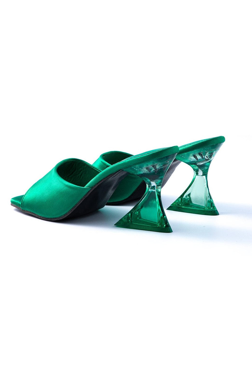 Détail du talon transparent sandale verte étoile