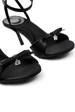 Détail de la bride de cheville des sandales stiletto crystal