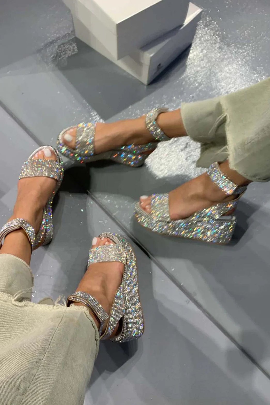 Sandales plateformes argentées vue de dos scintillant