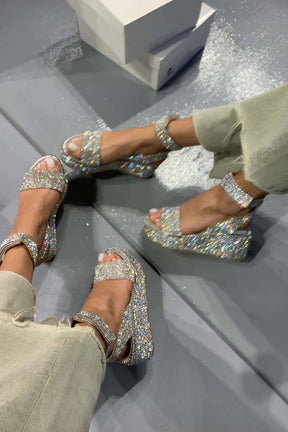 Sandales plateformes argentées vue de dos scintillant