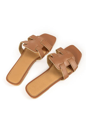 Sandales plates camel vue de côté plage