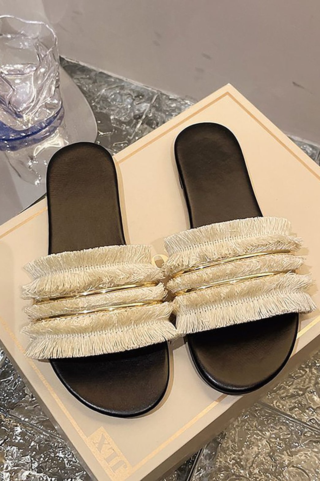 Sandales confortables avec détails frangés rubis