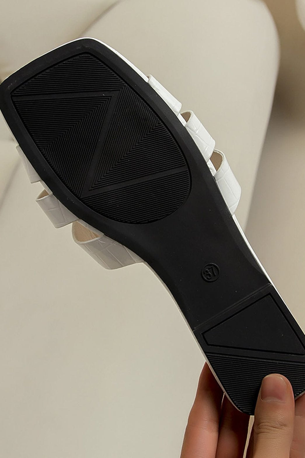 Sandales plates blanches texturées vue côté nuage