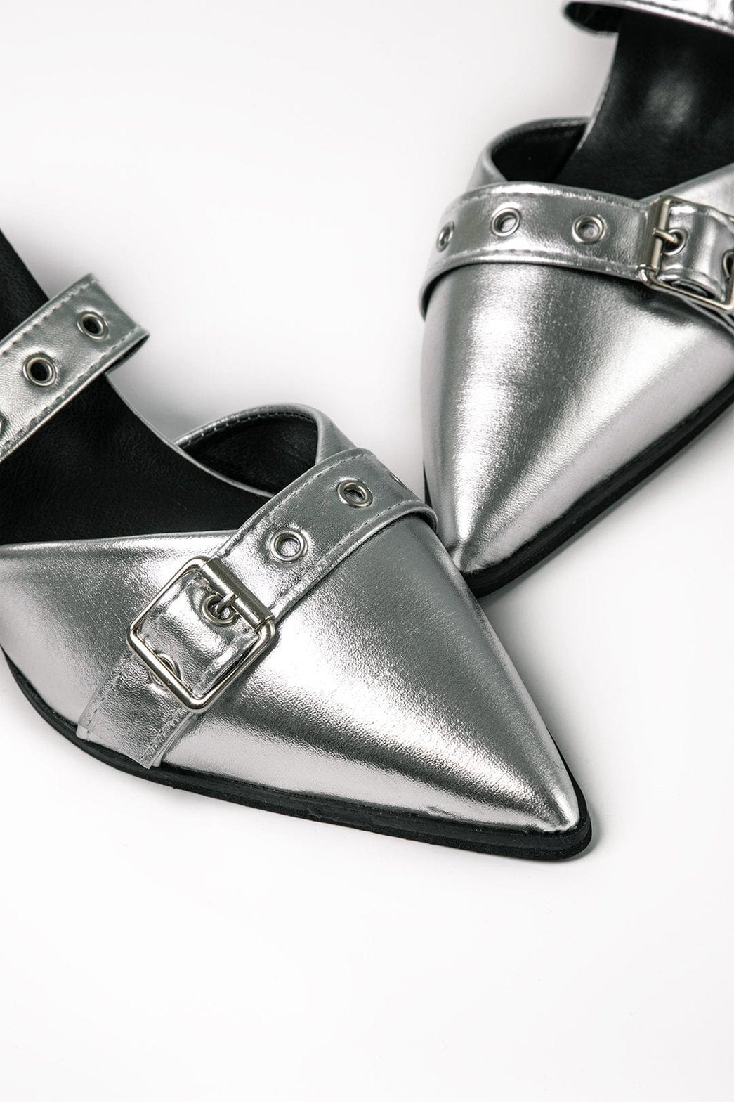 Sandales pointues argentées vue de face soleil