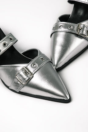 Sandales pointues argentées vue de face soleil