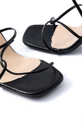 Sandales noires à talons vue dessus nuage