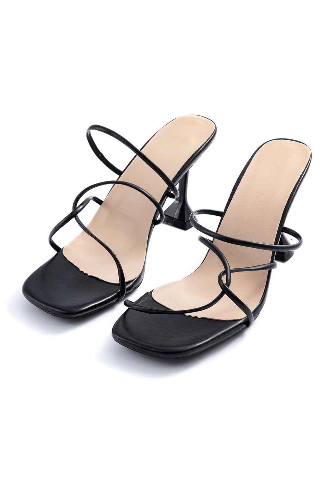 Sandales noires à talons vue de face soleil