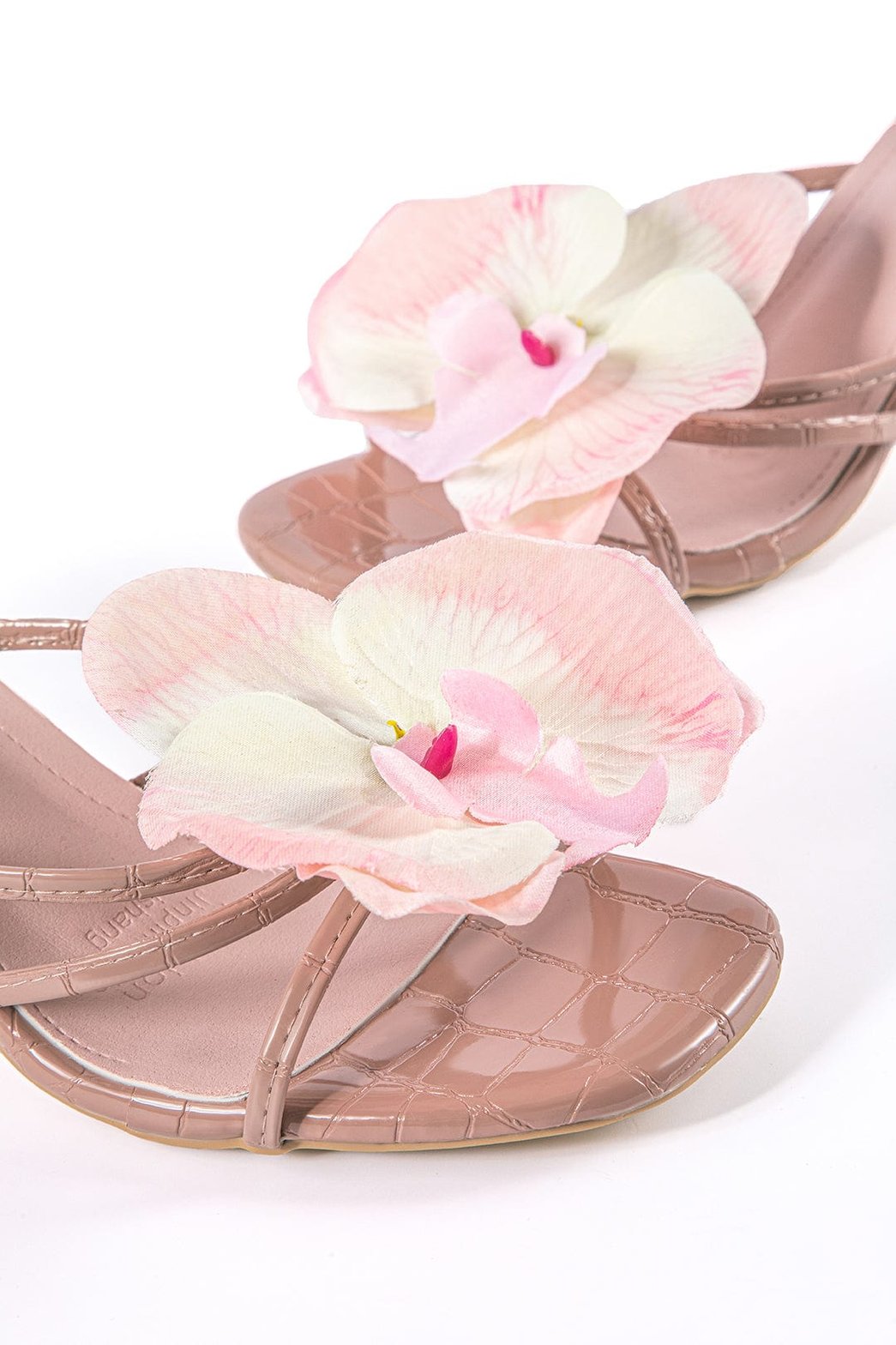 Vue latérale sandales à talons carrés harmonie