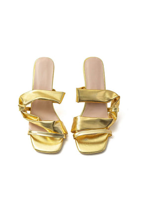 Sandales dorées portées arc