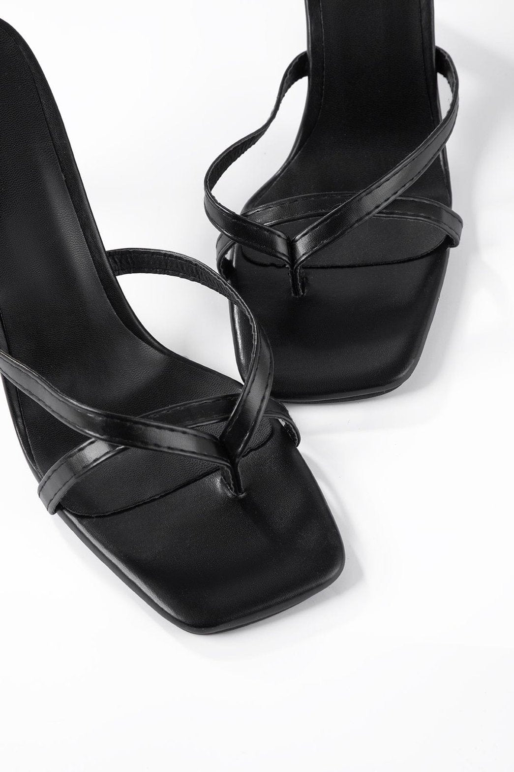 Vue détaillée des sandales à talons noires lune