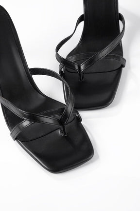 Vue détaillée des sandales à talons noires lune