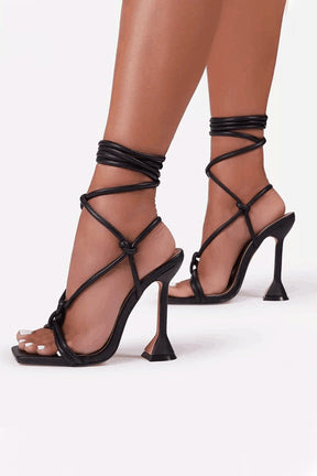 Vue latérale des sandales à talons noires soleil