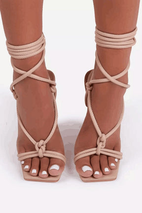 Sandales portées vue de face nuage