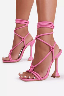 Détail du talon noir élégant vague