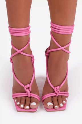 Vue du dessus des sandales cristal